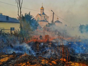 Волгоградские пожарные ежедневно тушат более 50 возгораний