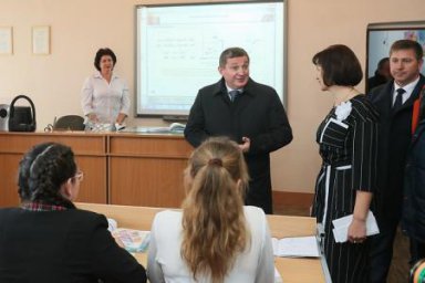 Рабочая поездка в Киквидзенский район: создание новых возможностей для сельских школ — в центре внимания Андрея Бочарова