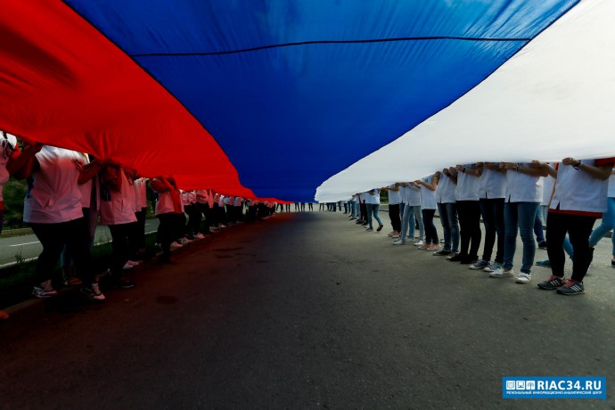 Жители Волгоградской области продолжают отмечать День Государственного флага РФ