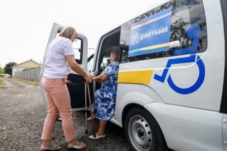 Мобильная бригада ГКУ СО «Киквидзенский ЦСОН» продолжает доставлять пожилых людей на вакцинацию против коронавируса