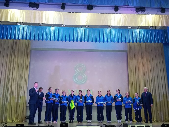 Депутат Госдумы вручил подарки юным киквидзенским спортсменкам
