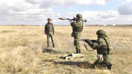 На полигоне Прудбой в Волгоградской области продолжаются военные сборы