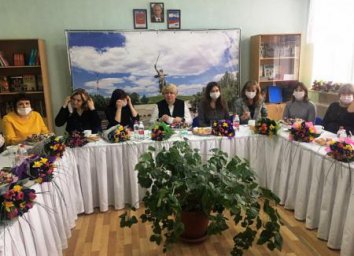 Прибывших в волгоградский регион из Донбасса женщин поздравили с 8 марта