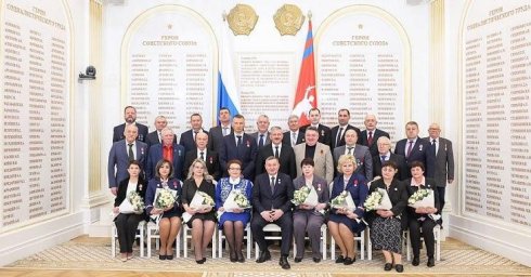 Андрей Бочаров вручил жителям Волгоградской области государственные награды