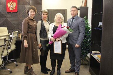 Глава района С.Н. Савин поздравил с юбилеем Л.Н. Тишкову